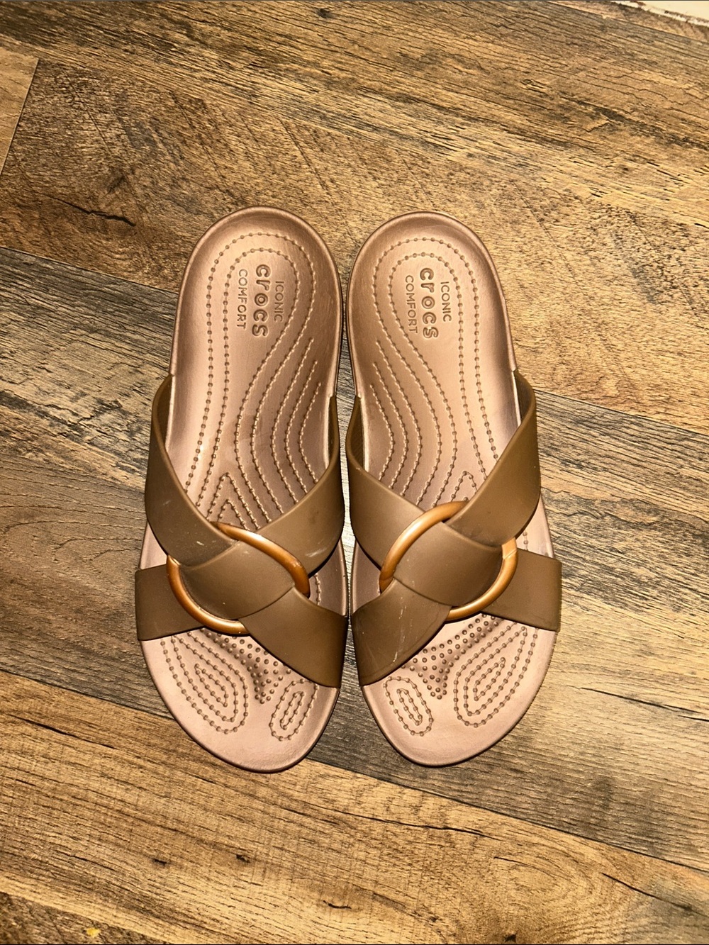 CROCS Women's Brown Crossover Sandals with Ring Accent